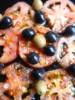 Una foto de Ensalada de tomate y aceitunas