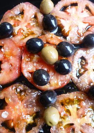 Una foto de Ensalada de tomate y aceitunas