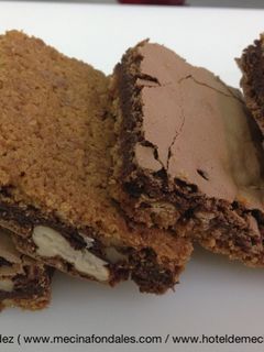 Una foto de Brownie de chocolate al aroma de café y base de galleta
