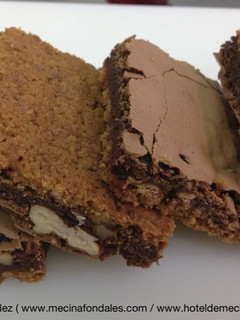Una foto de Brownie de chocolate al aroma de café y base de galleta