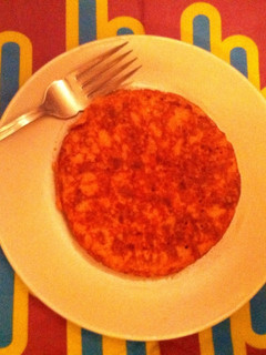 Una foto de Tortilla francesa con tomate y atún y su punto