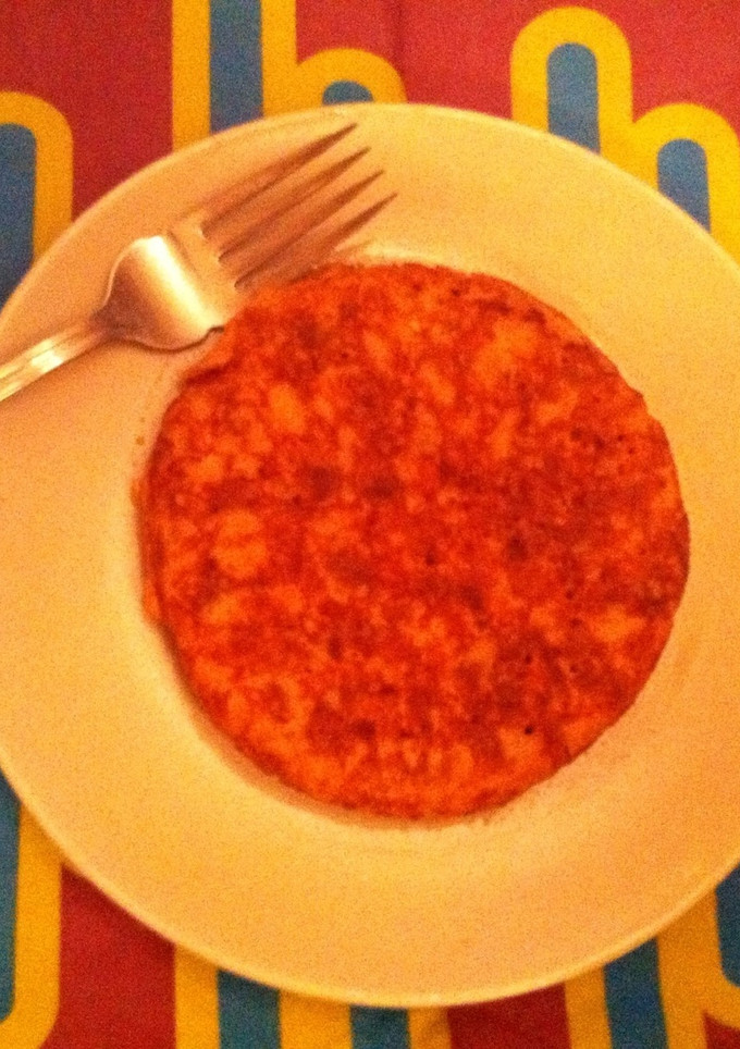 Una foto de Tortilla francesa con tomate y atún y su punto