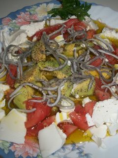 Una foto de Ensalada de aguacates con queso y gulas
