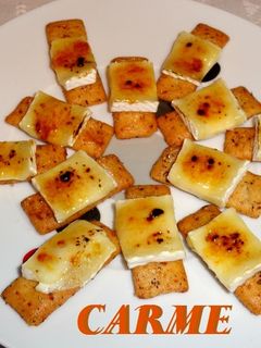 Una foto de Snacks mediterráneos con queso brie caramelizado