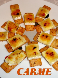 Una foto de Snacks mediterráneos con queso brie caramelizado