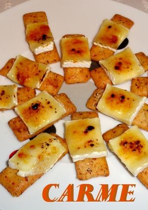Una foto de Snacks mediterráneos con queso brie caramelizado