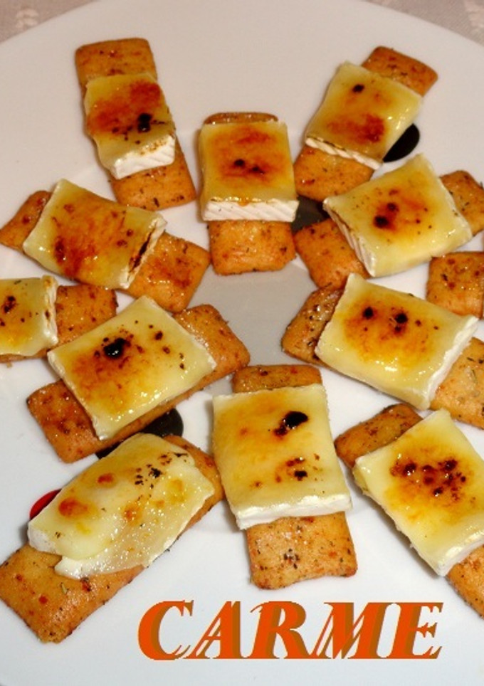 Una foto de Snacks mediterráneos con queso brie caramelizado