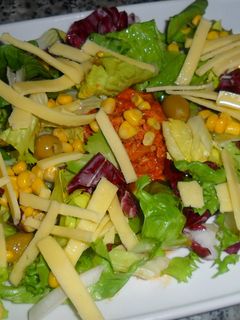 Una foto de Ensalada de lechugas con atún en tomate