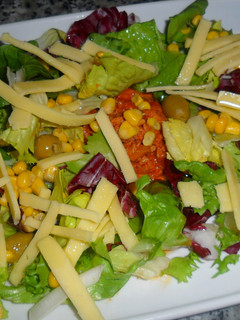 Una foto de Ensalada de lechugas con atún en tomate