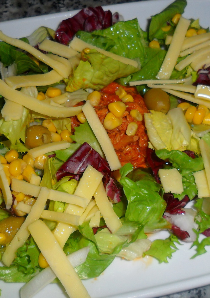 Una foto de Ensalada de lechugas con atún en tomate