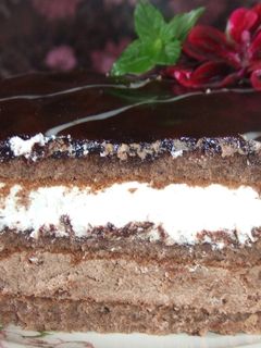 Una foto de Pastel de cumpleaños de chocolate y chantilly