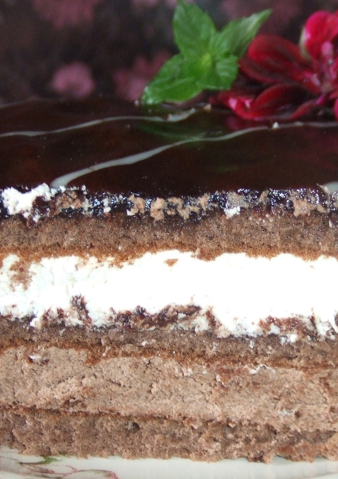 Una foto de Pastel de cumpleaños de chocolate y chantilly