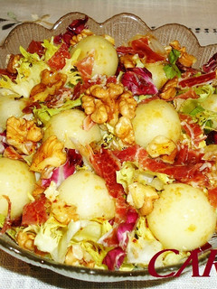 Una foto de Ensalada con jamón ibérico, melón y nueces