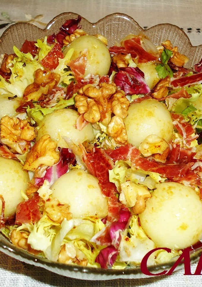 Una foto de Ensalada con jamón ibérico, melón y nueces