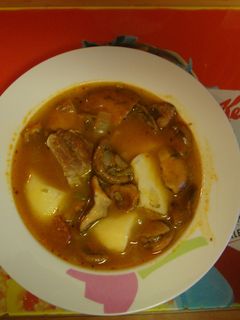 Una foto de Patatas con níscalos y costillas