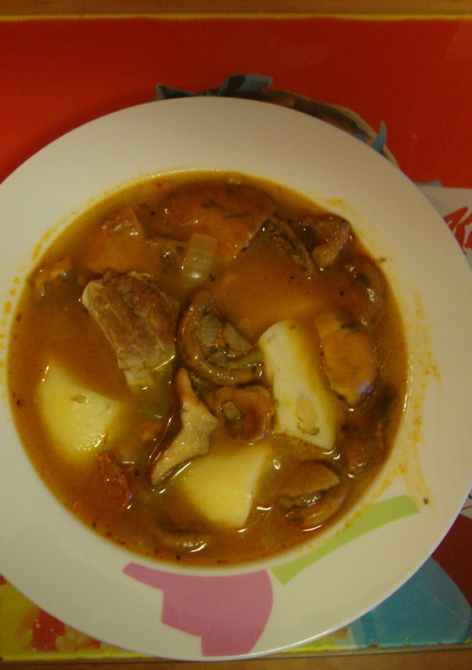 Una foto de Patatas con níscalos y costillas