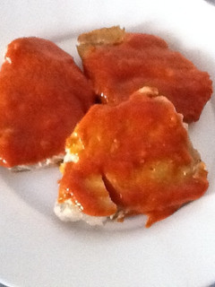 Una foto de Atún a la plancha con salsa del piquillo