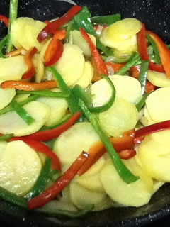 Una foto de Patatas con pimientos y cebolla