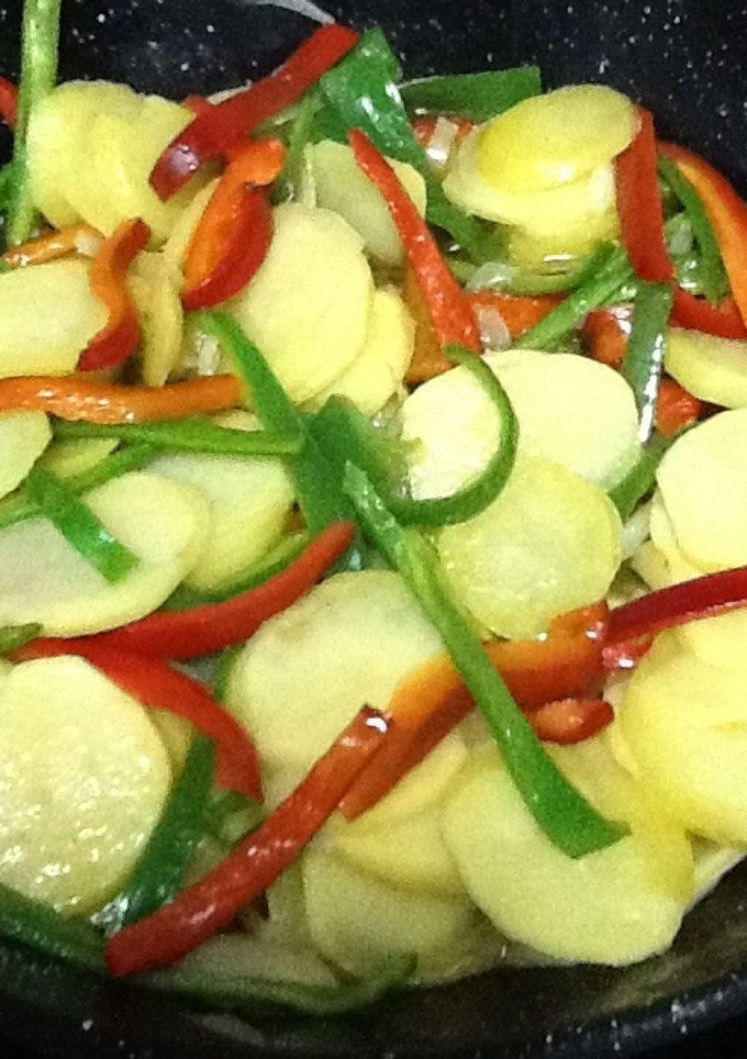 Una foto de Patatas con pimientos y cebolla