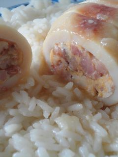 Una foto de Calamares rellenos en salsa de cebolla