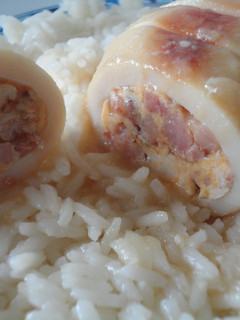 Una foto de Calamares rellenos en salsa de cebolla