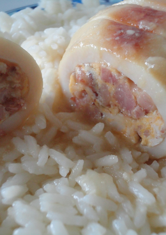 Una foto de Calamares rellenos en salsa de cebolla