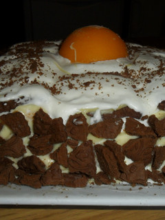 Una foto de Torta chocolinas con duraznos y crema chantilly