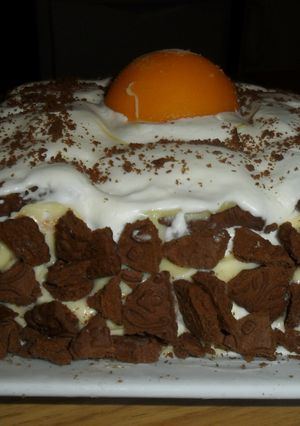 Una foto de Torta chocolinas con duraznos y crema chantilly