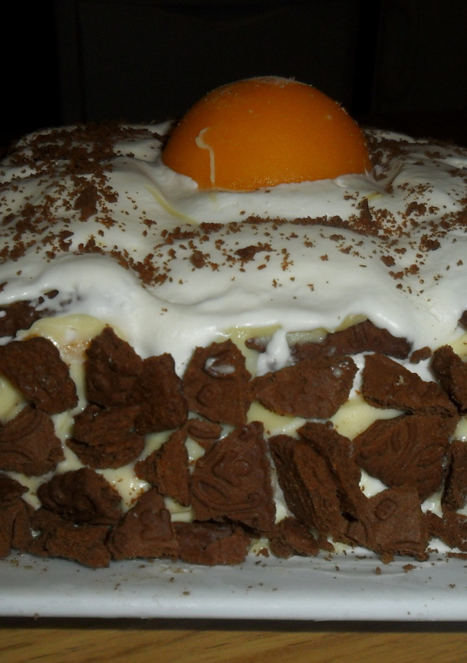Una foto de Torta chocolinas con duraznos y crema chantilly