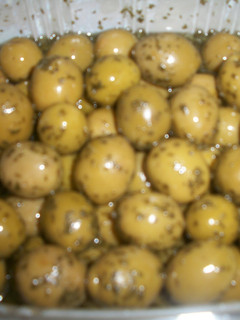 Una foto de Aceitunas manzanilla, con ajo perejil y aceite de oliva