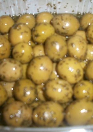 Una foto de Aceitunas manzanilla, con ajo perejil y aceite de oliva