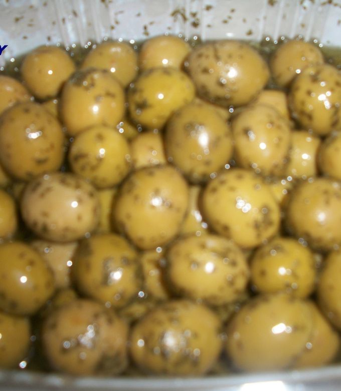 Una foto de Aceitunas manzanilla, con ajo perejil y aceite de oliva
