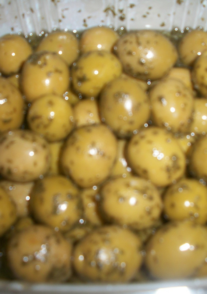 Una foto de Aceitunas manzanilla, con ajo perejil y aceite de oliva