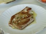 Atún a la plancha con ajo y perejil