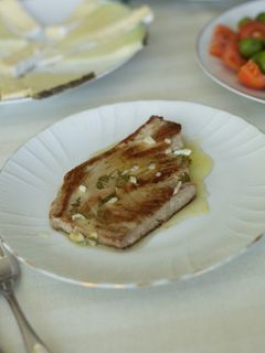 Una foto de Atún a la plancha con ajo y perejil