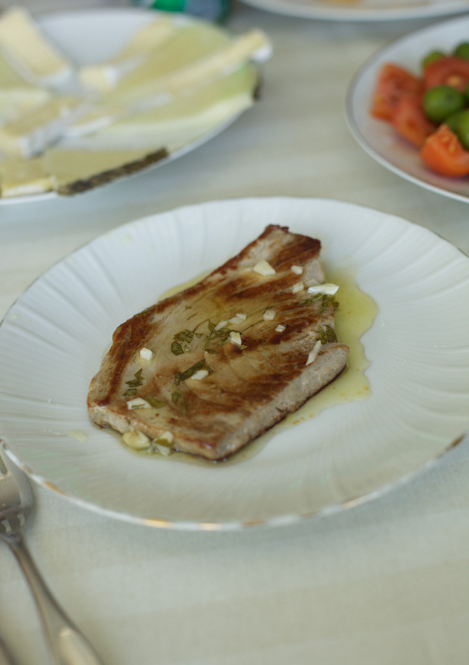 Una foto de Atún a la plancha con ajo y perejil