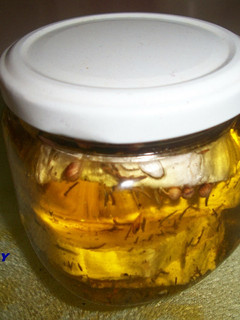 Una foto de Queso de cabra macerado en aceite de oliva virgen