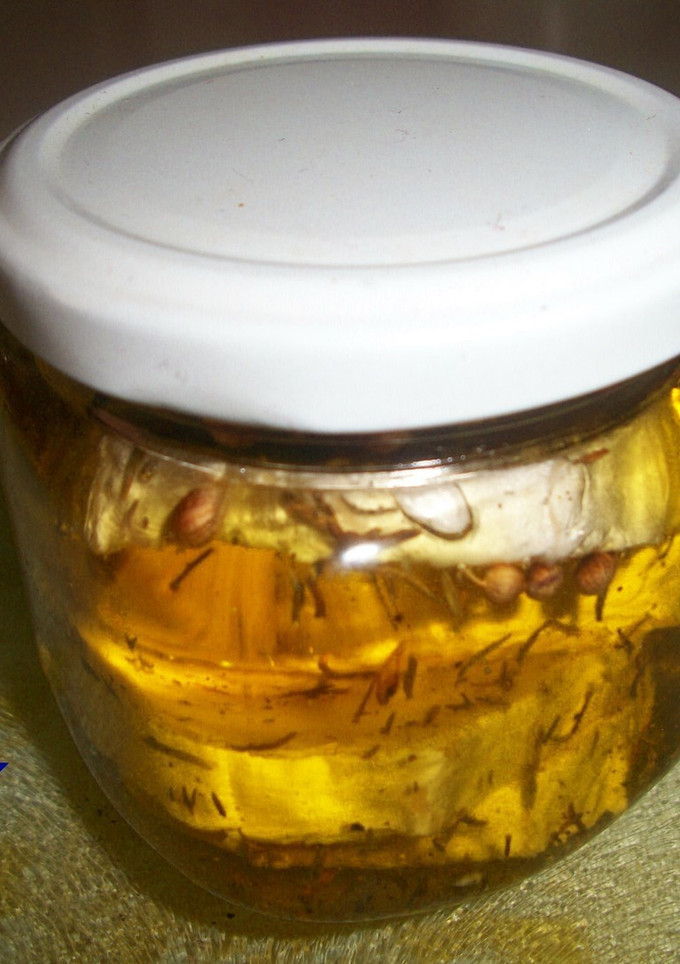Una foto de Queso de cabra macerado en aceite de oliva virgen
