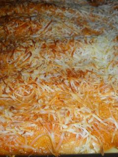 Una foto de Canelones de espinacas, jamón y queso con dos salsas