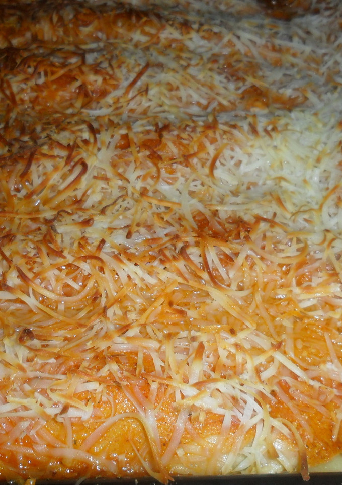 Una foto de Canelones de espinacas, jamón y queso con dos salsas
