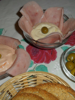 Una foto de Jamón york con dos salsas