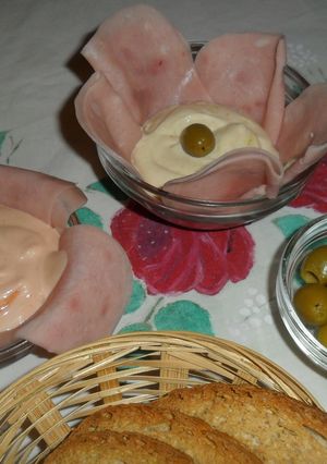 Una foto de Jamón york con dos salsas