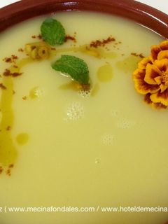 Una foto de Crema de patata al ajo