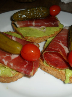 Foto principal de Tostada con palta, jamón y pincho agridulce
