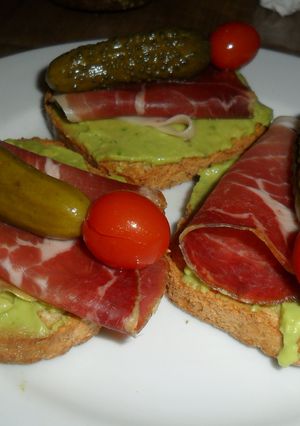 Una foto de Tostada con palta, jamón y pincho agridulce