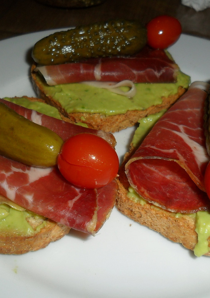 Una foto de Tostada con palta, jamón y pincho agridulce