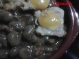 Habas con beicon y huevos de codorniz