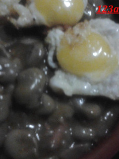 Una foto de Habas con beicon y huevos de codorniz
