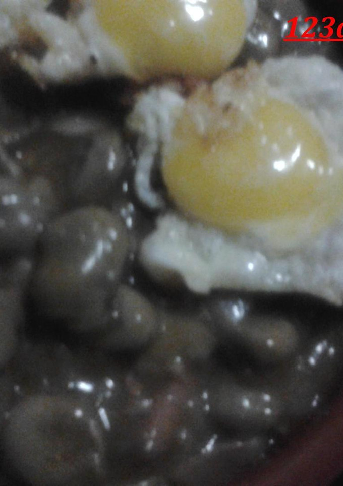 Una foto de Habas con beicon y huevos de codorniz
