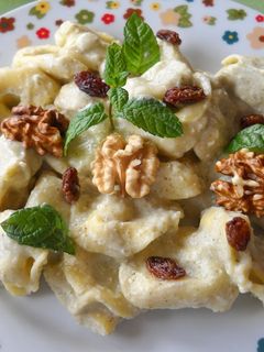 Una foto de Tortellini de espinacas y queso con salsa de brócoli y coliflor